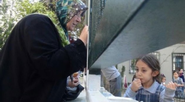 Okulda tel örgüler arasında yemek servisi