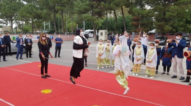 Okullar, minik öğrencilerle şenlendi