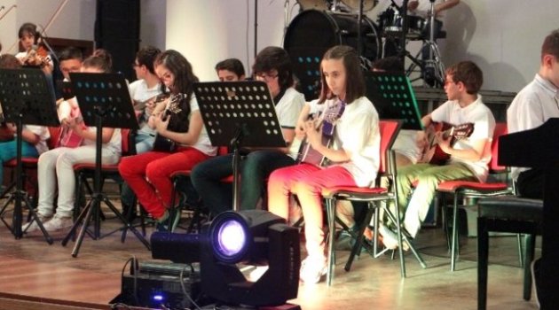 Önce İngilizce Tiyatro Oynadılar Sonra Konser Verdiler