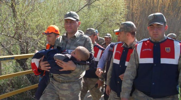 Ormanda kaybolan minik çocuk 16 saat sonra bulundu