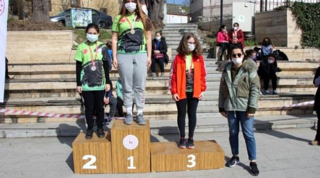 Oryantiring şampiyonasında çocuklar ter döktü