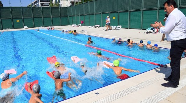 Osmangazi'de 12 bin çocuk kulaç attı