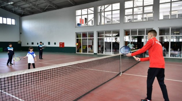 Osmangazi'de engeller tenis ile aşılıyor