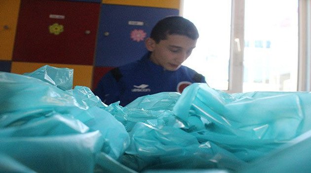 Otizmli Çocuklar Galoş Üretti, Aileleri Sevince Boğuldu