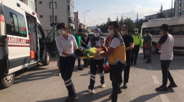 Oynarken yola fırlayan çocuk arabaya çarptı
