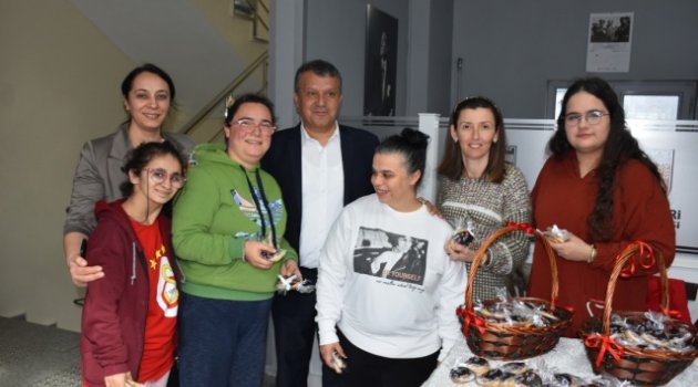 Özel Çocuklar Sevgi Kurabiyesi İkram Etti
