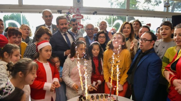 Özel çocukların renkli yılbaşı kutlaması
