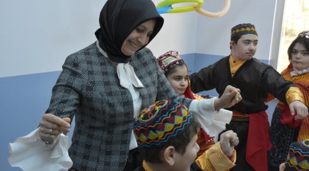 Özel Gereksinimli Çocukların Gösterisi Coşturdu