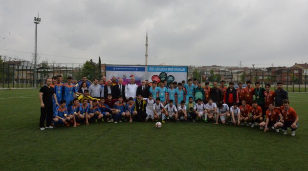 Özel madalyalar sahiplerini buldu