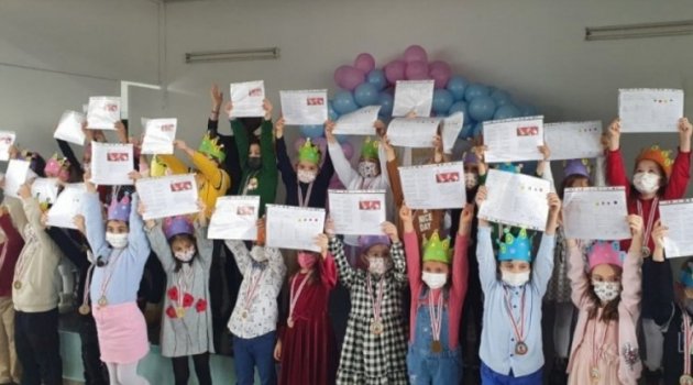 Özlüce İlköğretim Okulu'nda miniklerin karne coşkusu