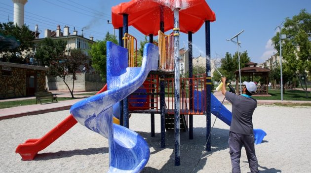 Parklardaki Çocuk Oyun Grupları Dezenfekte Ediliyor