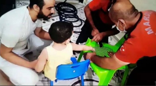 Parmakları sandalyeye sıkışan çocuğu itfaiye kurtardı