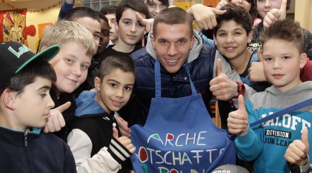 Podolski'ye Benzeyen 11 Çocuk Aranıyor