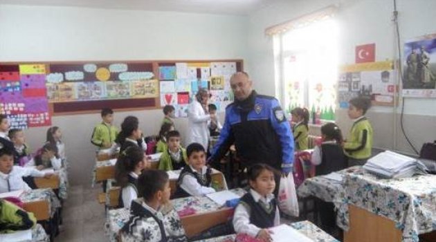 Polis Amcaları Minik Öğrencileri Ziyaret Etti