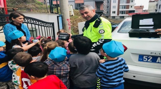 Polisler, kreşteki çocuklara görevlerini anlattı