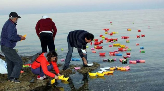 Renkli kayıklar çocuklar için bırakıldı