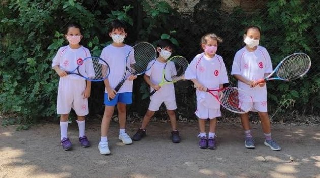 Salihli'de minikler tenis öğreniyor