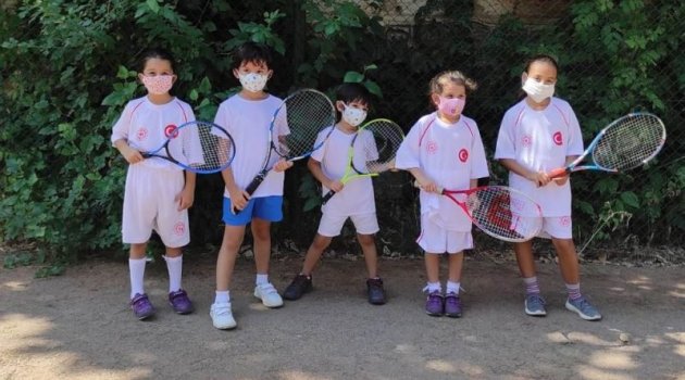 Salihli'de minikler tenis öğreniyor
