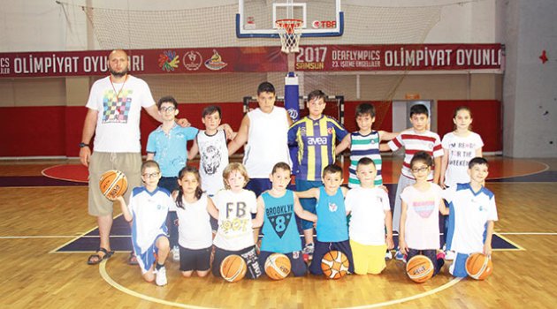 Samsun'daki minikler basketbolu öğreniyor