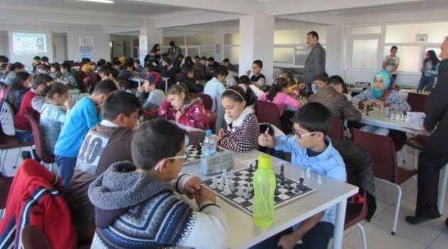 Sandıklı'da Satranç Turnuvası Düzenlendi