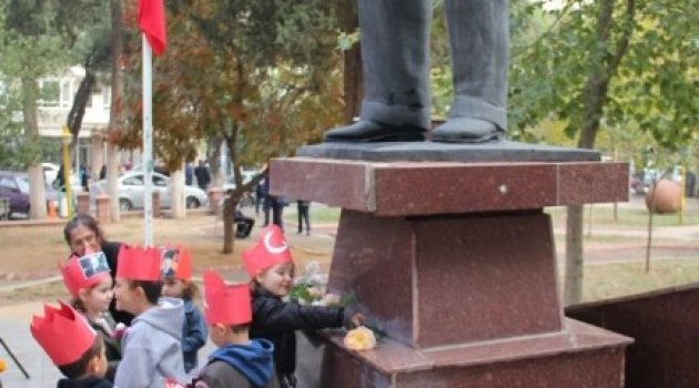 Sarıgöllü Küçükler Atatürk Heykelini Çiçeklerle Donattı