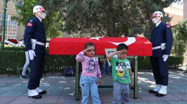 Şehit babasını asker selamıyla uğurladı
