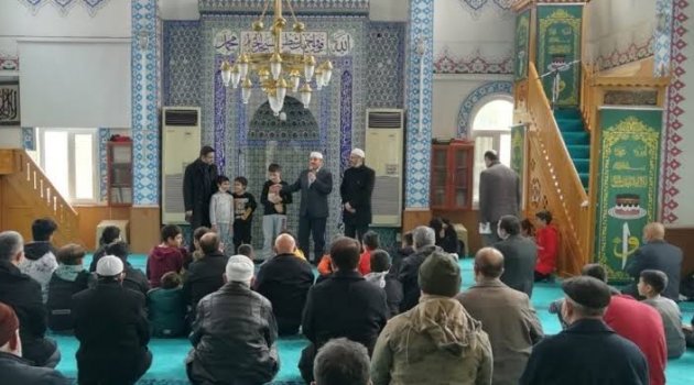 Sevgi evindeki çocuklar öğle namazında buluştu