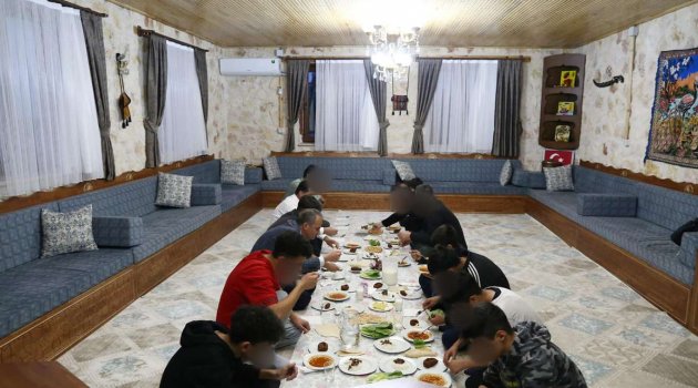 Sevgi evlerindeki çocuklarla iftar açtı