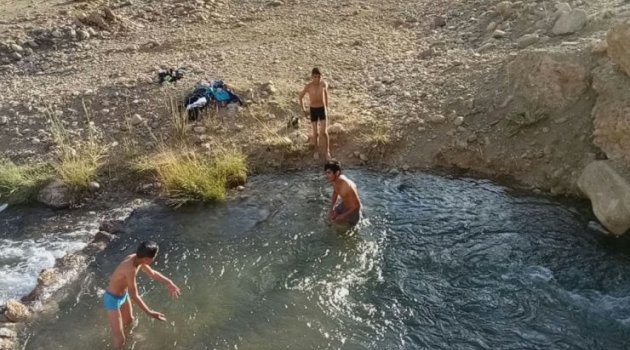 Sıcaktan Bunalan Çocuklar Derede Serinliyor