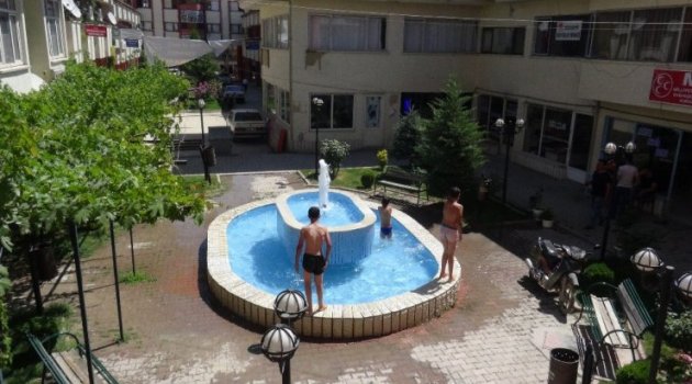 Sıcaktan Bunalan Çocuklar Süs Havuzunda Serinledi