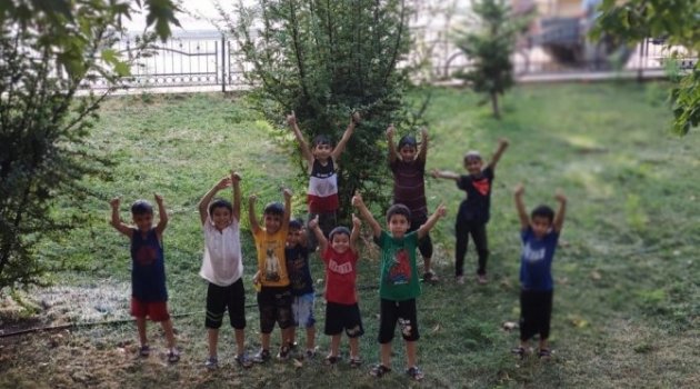 Sıcaktan bunalan çocukları belediye ekipleri serinletti