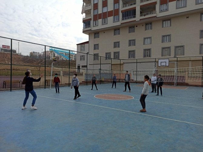 Siirtli çocuklar yeni voleybol sahalarına kavuştu