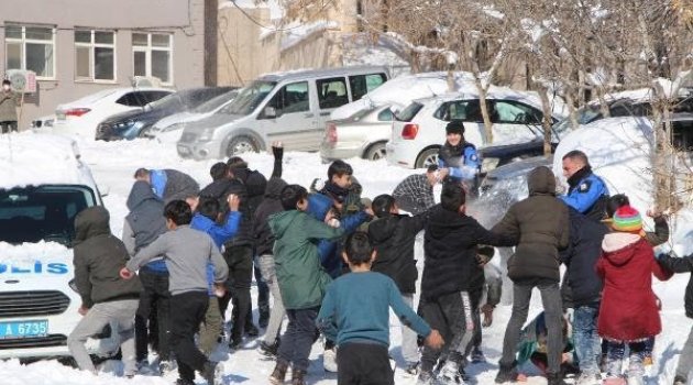 Şırnak´ta polisler ile çocukların kar eğlencesi