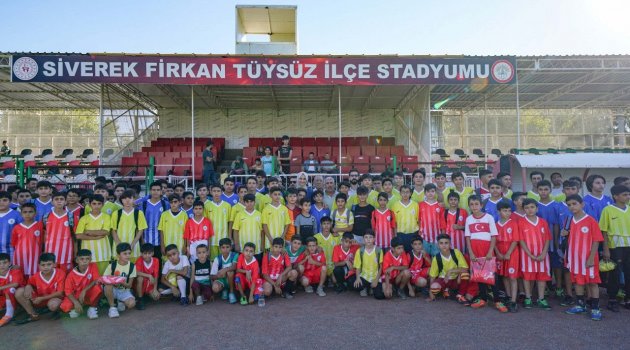 Siverek'te çocuklar yazı futbol okulunda geçiriyor