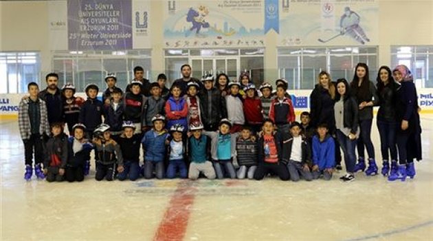 Sokakta çalışan çocuklar buz pateni yapt