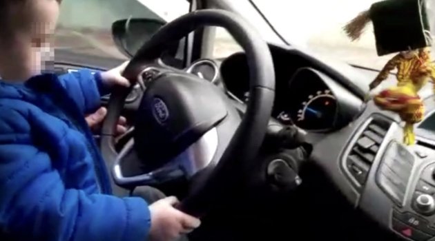 Sorumsuz sürücü, çocuğa otomobil kullandırdı