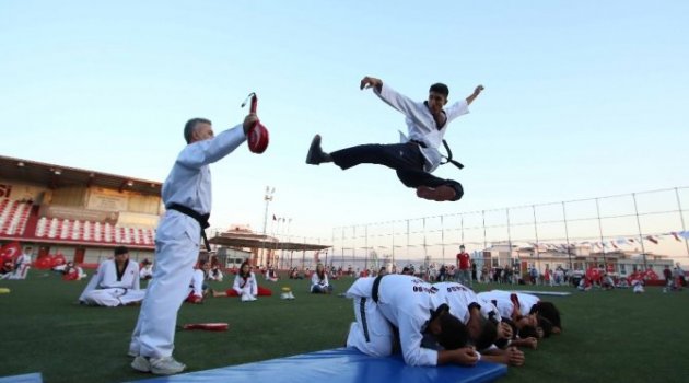 Spor kurslarına katılan çocuklar sertifikalarını aldı