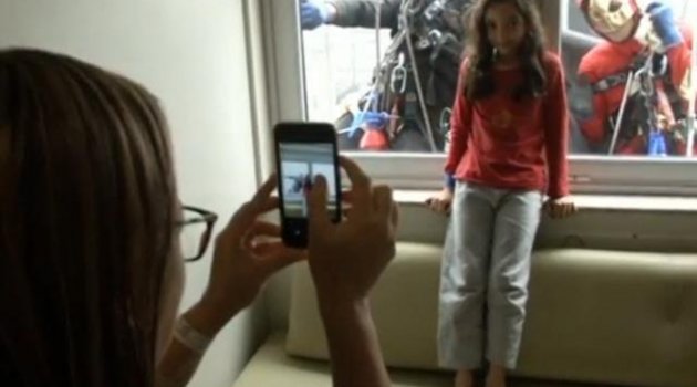 Superhero window washers make Brazil's sick children smile