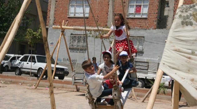 Suriyeli Çocuklar Bayramın Tadını Çıkarıyor