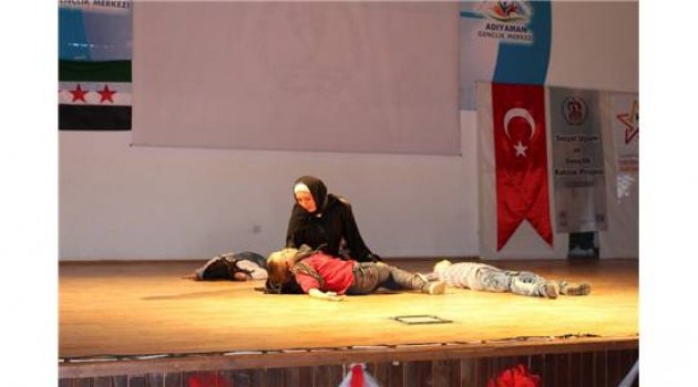 Suriyeli Çocuklar Bu Kez Tiyatro Oyunu İle Duygulandırdı