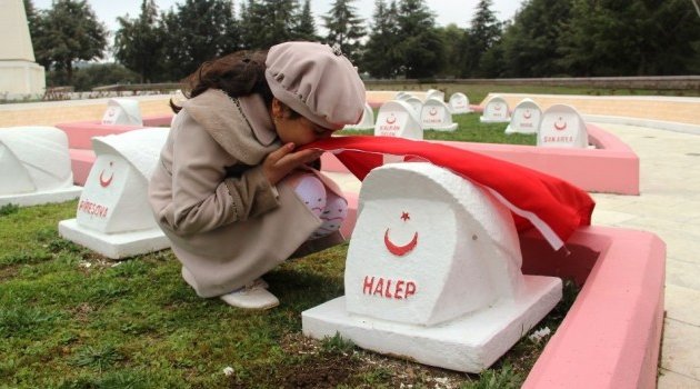 Suriyeli Çocuklar, Şehit Dedelerinin Mezarını Ziyaret Etti