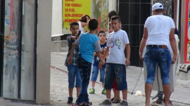 Suriyeli çocukların oyuncağı silahlar