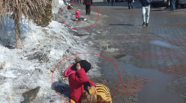 Suriyeli Kız Çocukları Ağrı'dan Gelip Muş Malazgirt'te Dileniyor
