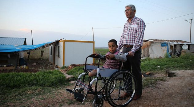 Suriyeli minik Abdulhalim'e tekerlekli sandalye