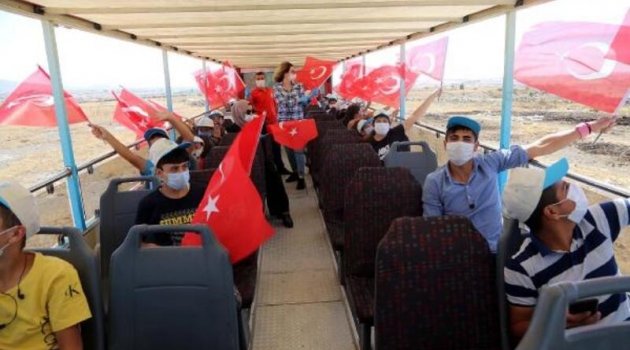 Tarlada çalışan çocuklara Talas gezisi