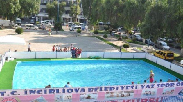 Tatilin Keyfini Seyyar Havuzda Çıkarıyorlar