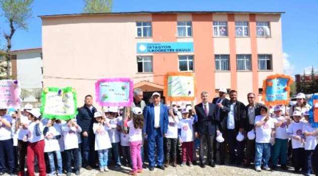 Tatvan'da Minikler Çöp Toplayıp, Çevre Temizliğine Dikkat Çekti