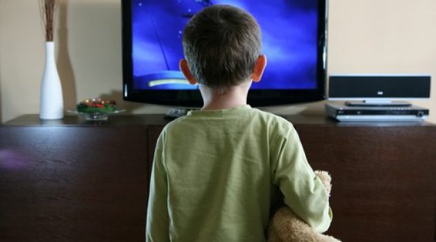 Televizyon Çocuğun Okul Başarısını Olumsuz Etkiliyor