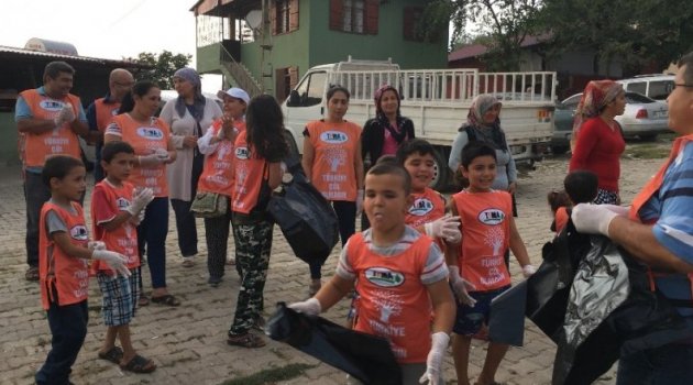 Tema Gönüllüsü Çocuklar Çevre Temizliği Yaptı
