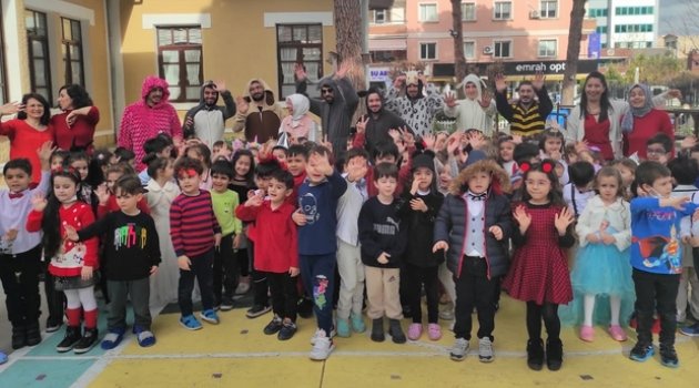 Tiyatrocular çocukların sevincine ortak oldu